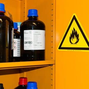 chef de la sécurité veillant sur le risques chimiques