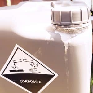 Réagir en sécurité face à une fuite d'un produit corrosif
