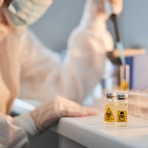 Professionnel manipulant des produit à risque chimique en laboratoire