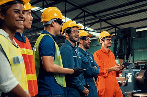Equipe d'employé de l'industrie en sécurité grâce au passeport prévention